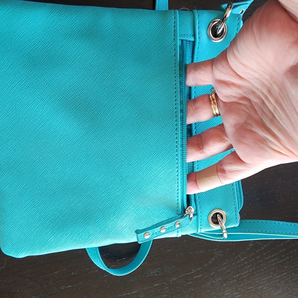 Gorgeous NWOT Nicole Miller Aqua Crossbody Bag Adjustable Strap Lots of Pockets - Picture 7 of 9